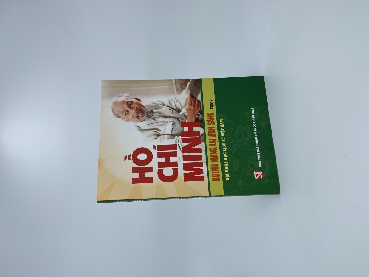Hồ Chí Minh -  Người mang lại ánh sáng. Tập 2