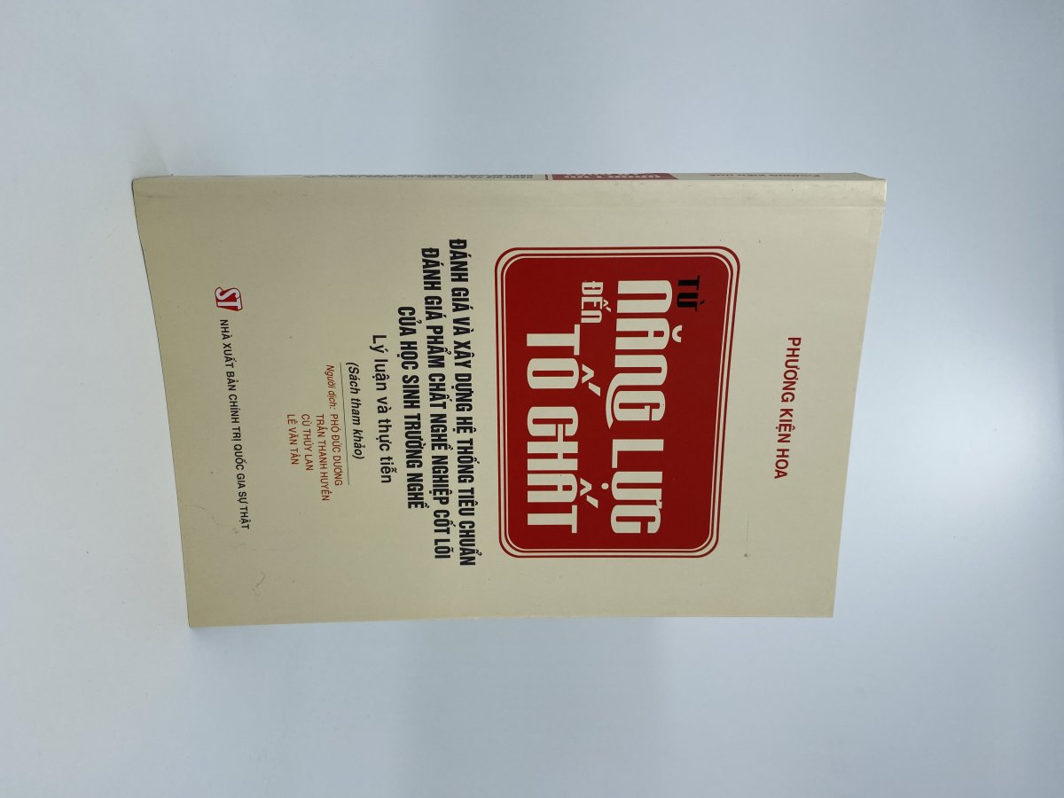 Từ năng lực đến tố chất: Đánh giá và xây dựng hệ thống tiêu chuẩn đánh giá phẩm chất nghề nghiệp cốt lõi của học sinh trường nghề - Lý luận và thực tiễn (Sách tham khảo)