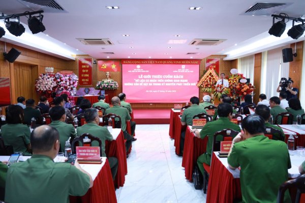 Lễ giới thiệu cuốn sách “Dữ liệu cá nhân trên không gian mạng - Những vấn đề đặt ra trong kỷ nguyên phát triển mới”