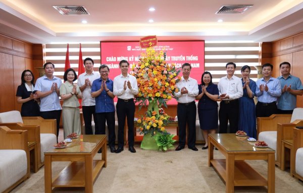 Hoạt động chúc mừng Ngày truyền thống ngành Xuất bản, In và Phát hành sách Việt Nam tại Nhà xuất bản Chính trị quốc gia Sự thật